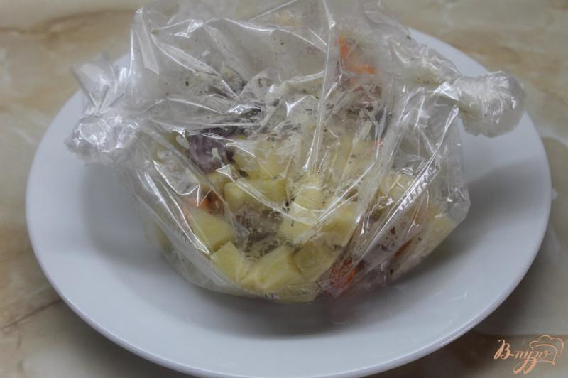 Фото приготовление рецепта: Запеченные свиные ребра с картофелью шаг №4