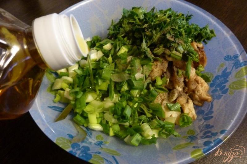 Фото приготовление рецепта: Салат из соленых огурцов и грибов шаг №4