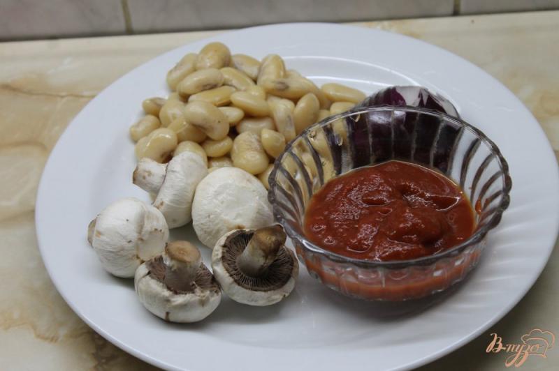 Фото приготовление рецепта: Тушенная фасоль с грибами в томатном соусе шаг №1
