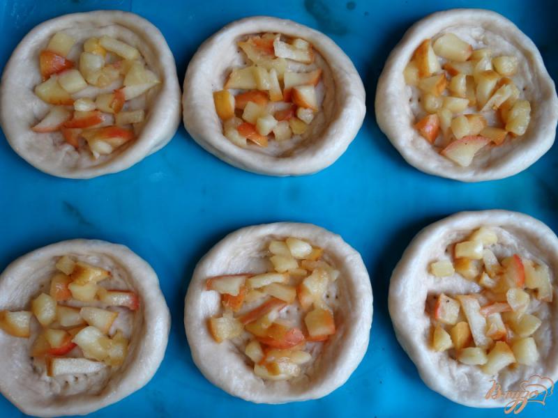 Фото приготовление рецепта: Яблочные ватрушки со штрейзелем шаг №11