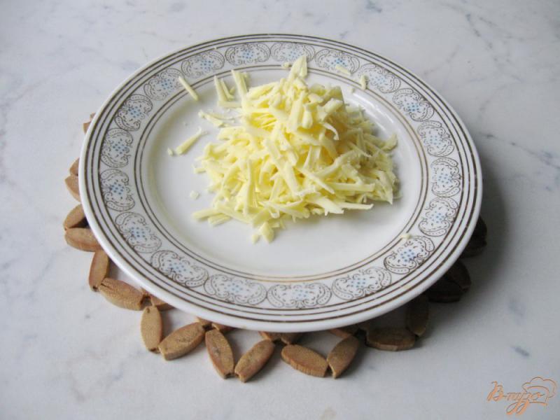 Фото приготовление рецепта: Салат из пекинской капусты с крабовыми палочками и сухариками шаг №4