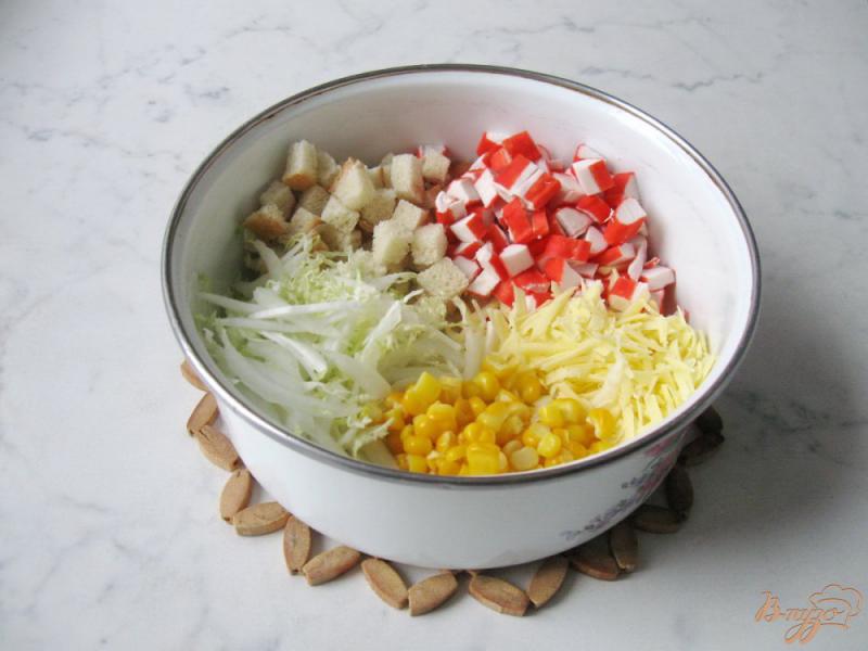 Фото приготовление рецепта: Салат из пекинской капусты с крабовыми палочками и сухариками шаг №5