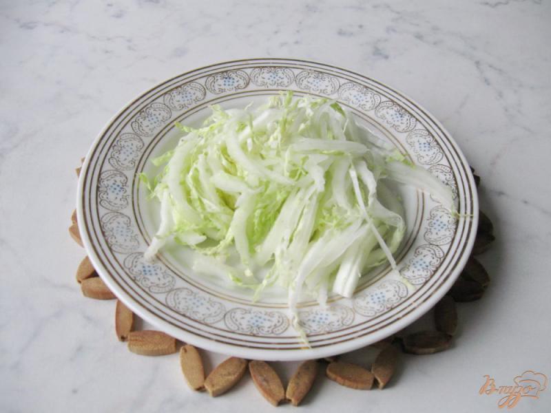 Фото приготовление рецепта: Салат из пекинской капусты с крабовыми палочками и сухариками шаг №1