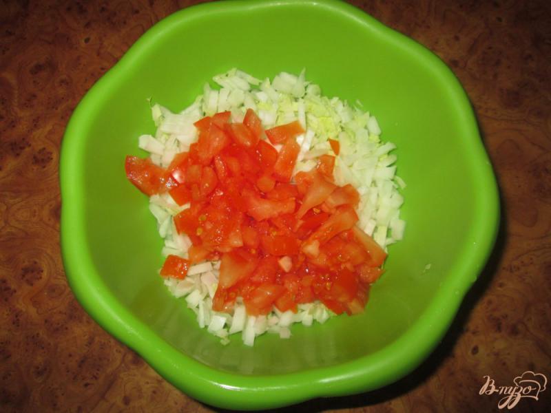 Фото приготовление рецепта: Салат с пекинской капустой и помидорами шаг №2