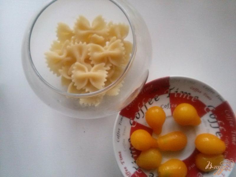 Фото приготовление рецепта: Салат с пастой, сыром фета и помидорами черри шаг №3