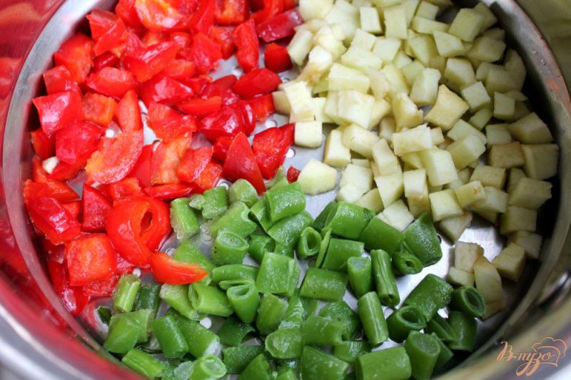 Фото приготовление рецепта: Рыбный салат с овощами на пару шаг №1