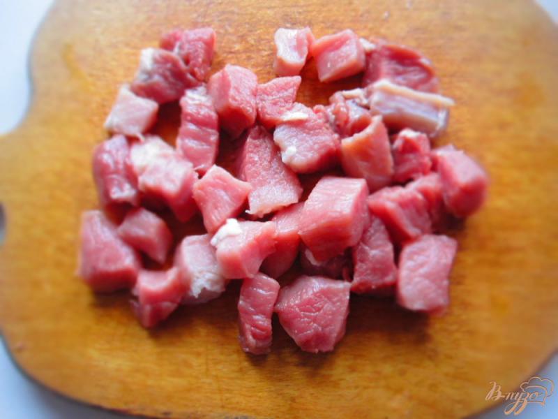 Фото приготовление рецепта: Салат со свининой, сыром и киви шаг №1