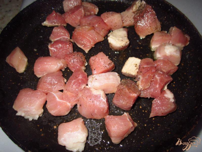 Фото приготовление рецепта: Салат со свининой, сыром и киви шаг №2