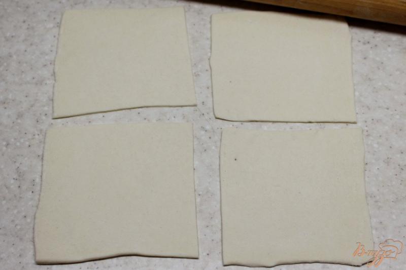 Фото приготовление рецепта: Слоеные конверты с грушевым повидлом шаг №4