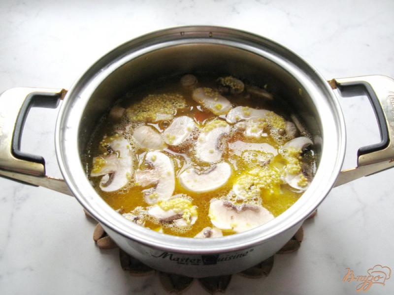 Фото приготовление рецепта: Каша из пшена с куриными желудками и грибами шаг №7