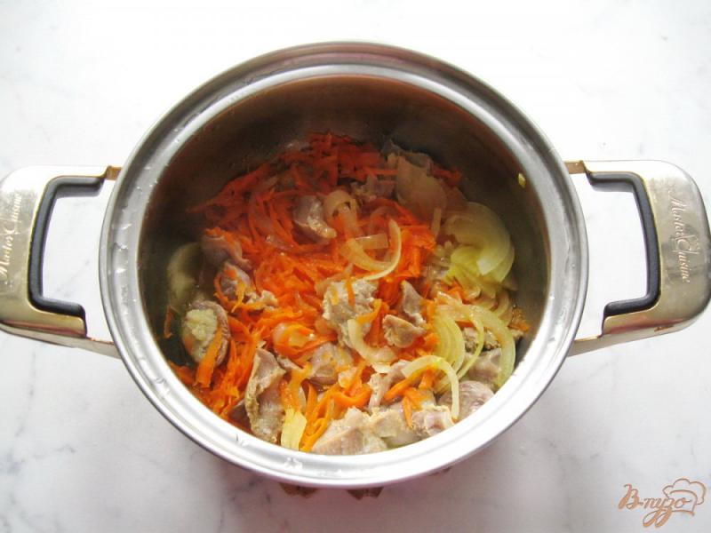 Фото приготовление рецепта: Каша из пшена с куриными желудками и грибами шаг №4