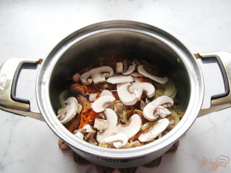 Фото приготовление рецепта: Каша из пшена с куриными желудками и грибами шаг №5