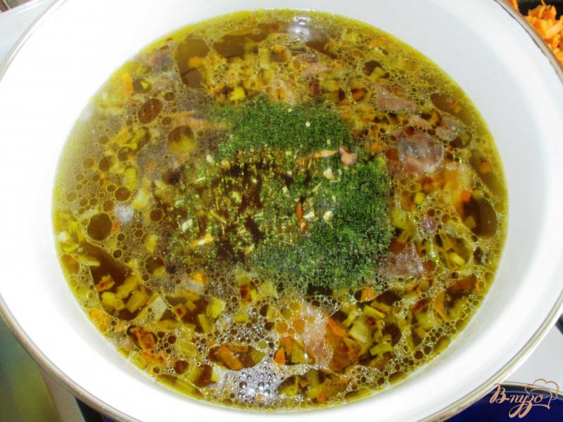 Фото приготовление рецепта: Суп из шампиньонов с лапшой шаг №6