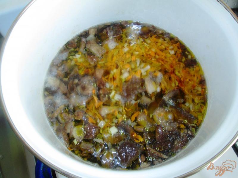 Фото приготовление рецепта: Суп из шампиньонов с лапшой шаг №5