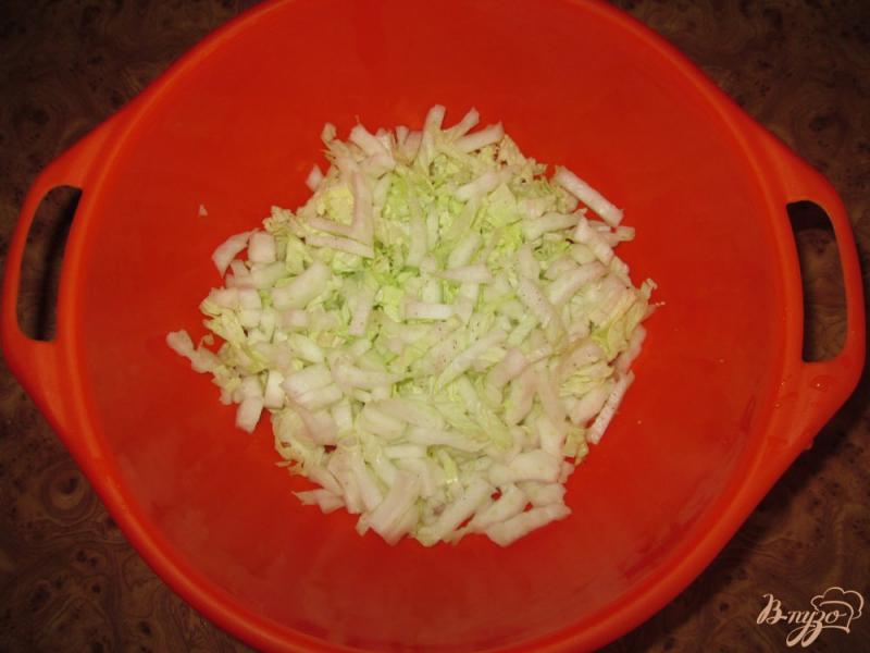 Фото приготовление рецепта: Салат с пекинской капустой и ветчиной шаг №2