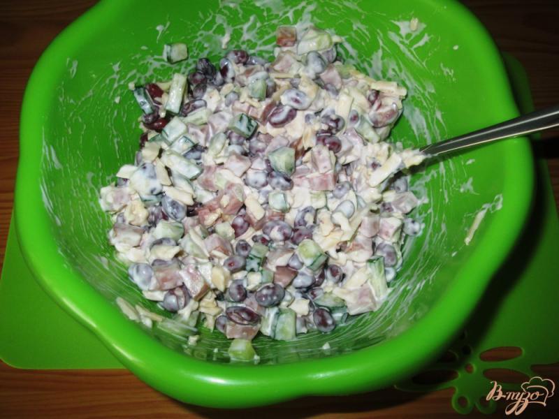 Фото приготовление рецепта: Салат с красной фасолью и сыром шаг №6