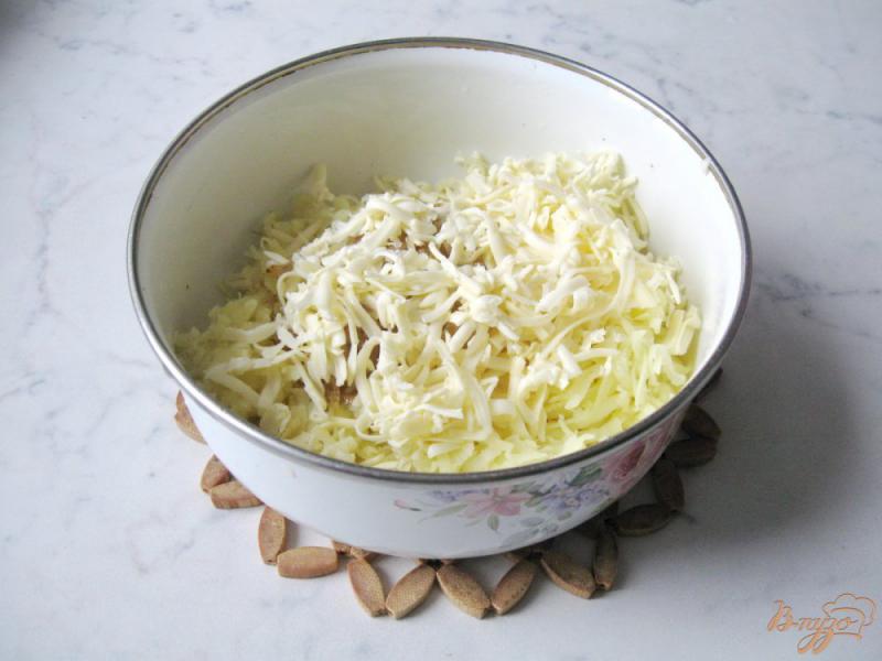 Фото приготовление рецепта: Картофельные котлеты с сыром и зеленью шаг №6