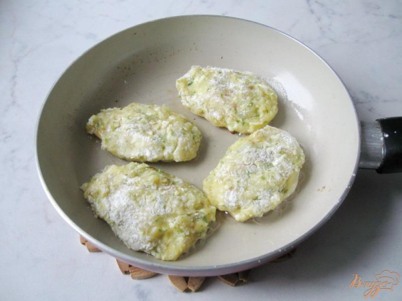 Фото приготовление рецепта: Картофельные котлеты с сыром и зеленью шаг №10