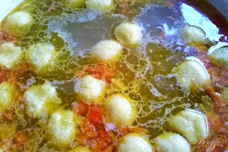 Фото приготовление рецепта: Золотистый суп с кукурузными клецками шаг №8