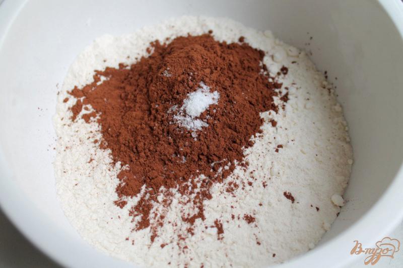 Фото приготовление рецепта: Шоколадный пирог с творожным суфле шаг №1
