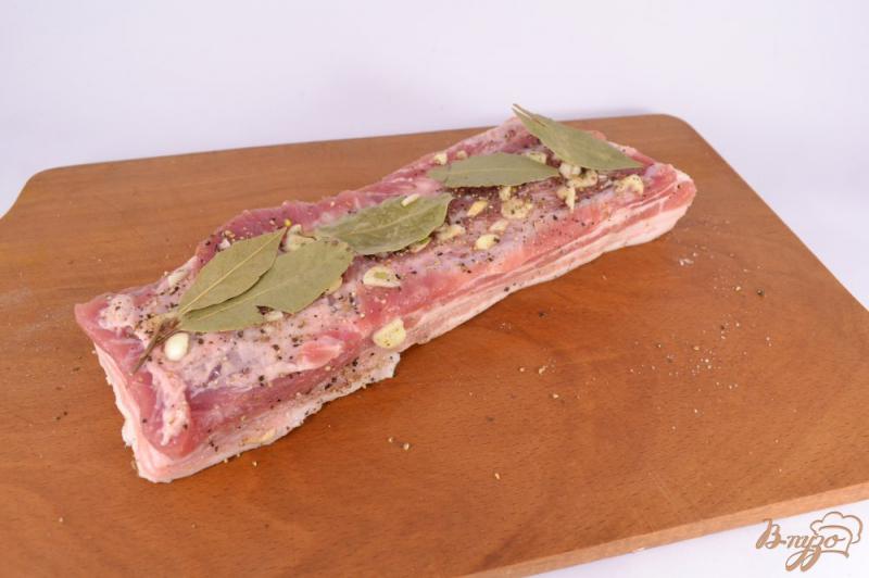 Фото приготовление рецепта: Грудинка свиная с чесноком и перцем в мультиварке шаг №4