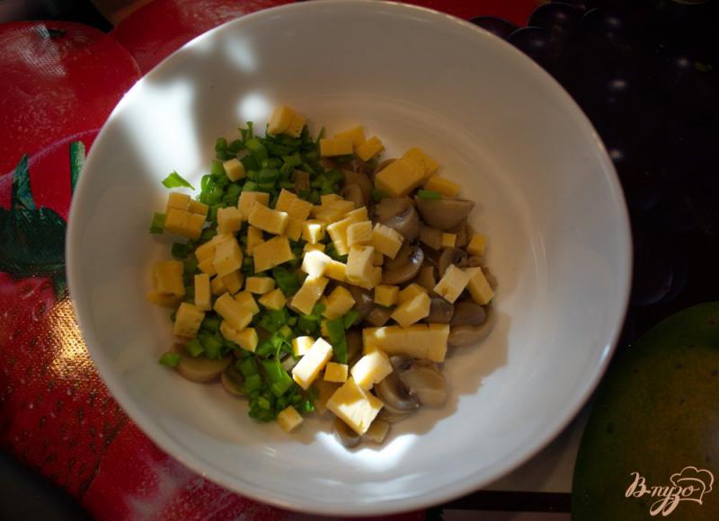 Фото приготовление рецепта: Салат  грибами и твердым сыром шаг №2