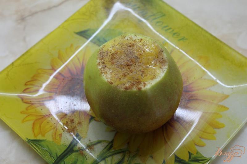Фото приготовление рецепта: Запеченное яблоко с медом и специями в шоколаде шаг №3