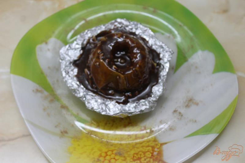 Фото приготовление рецепта: Запеченное яблоко с медом и специями в шоколаде шаг №6