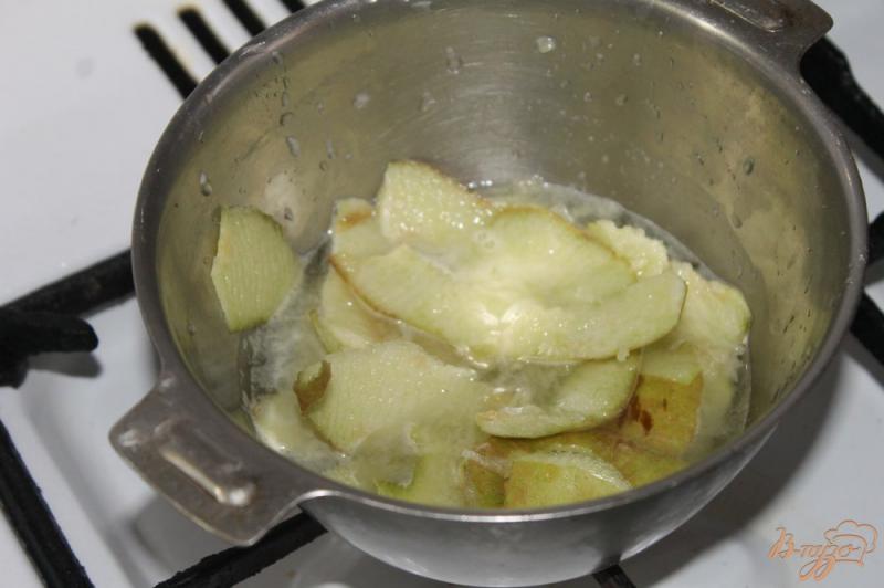 Фото приготовление рецепта: Оладьи с вареной сгущенкой и сладким яблоком шаг №4