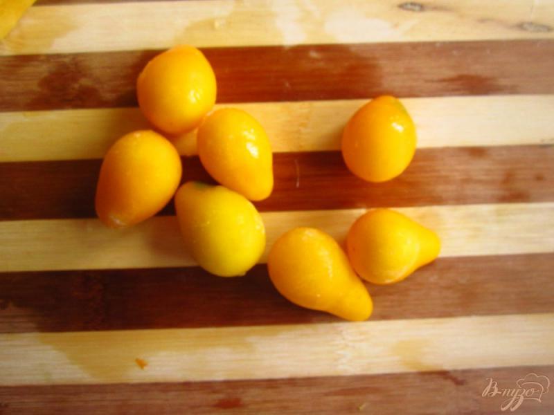 Фото приготовление рецепта: Салат с курицы и манго шаг №4