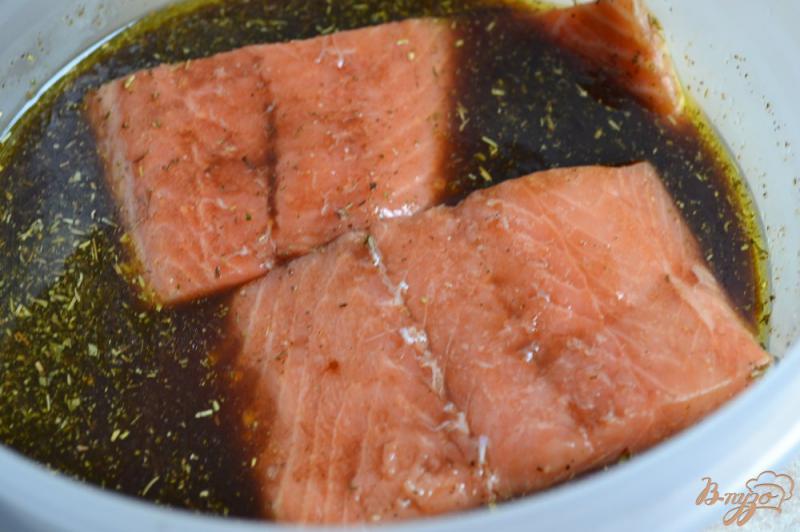 Фото приготовление рецепта: Филе лосося в винном соусе шаг №2