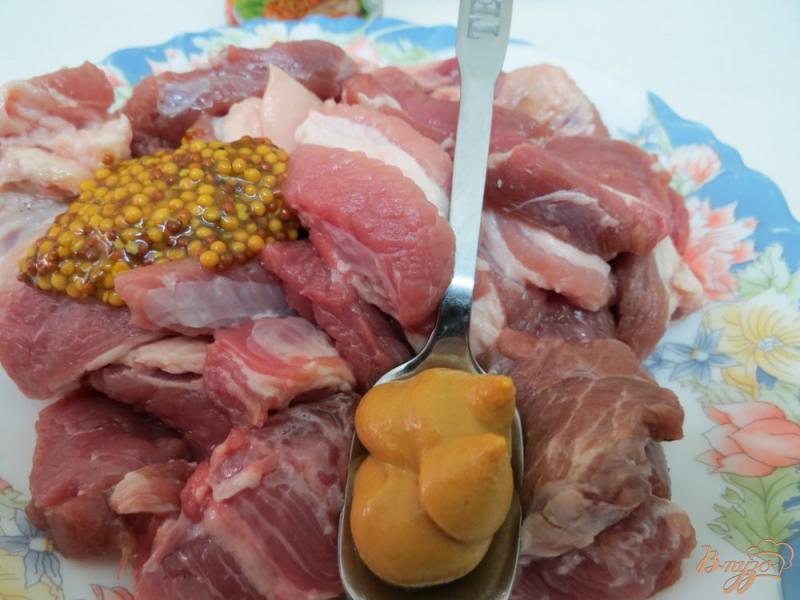 Фото приготовление рецепта: Свинина в грибном соусе шаг №3
