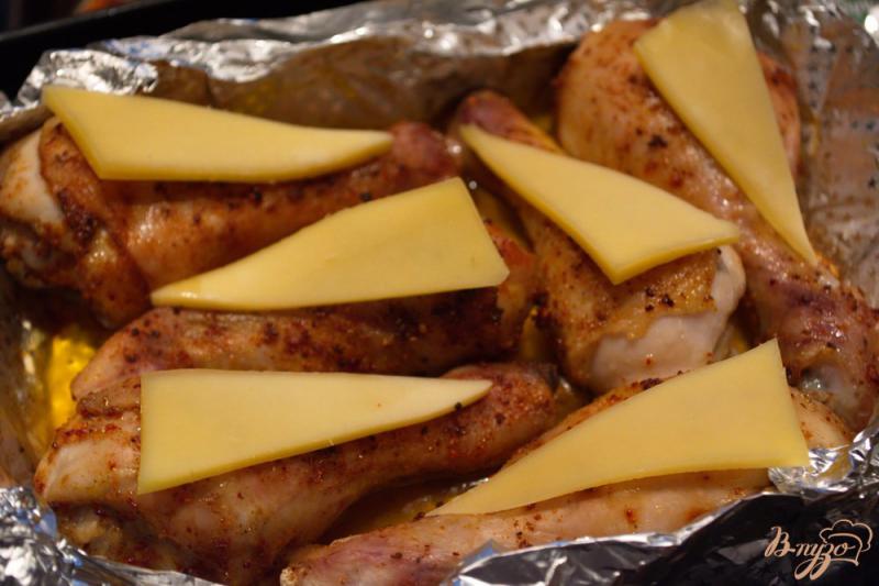 Фото приготовление рецепта: Куриные голени под сыром шаг №4