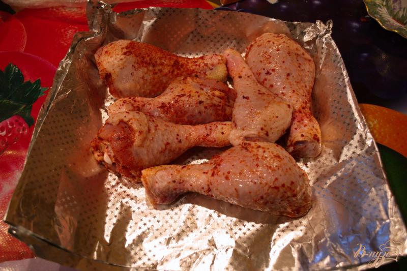 Фото приготовление рецепта: Куриные голени под сыром шаг №3