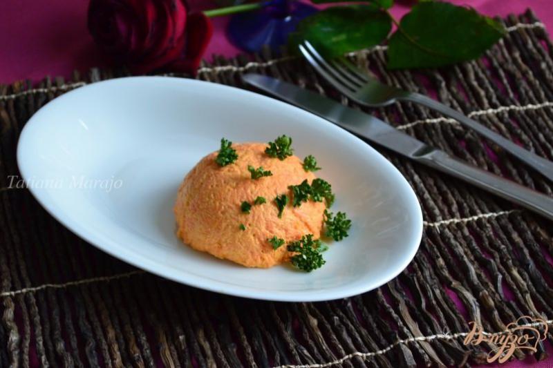 Фото приготовление рецепта: Морковный салат с тунцом и моцареллой шаг №6