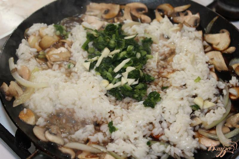 Фото приготовление рецепта: Рис с соевым соусом грибами и зеленым луком шаг №6
