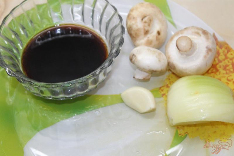 Фото приготовление рецепта: Рис с соевым соусом грибами и зеленым луком шаг №3