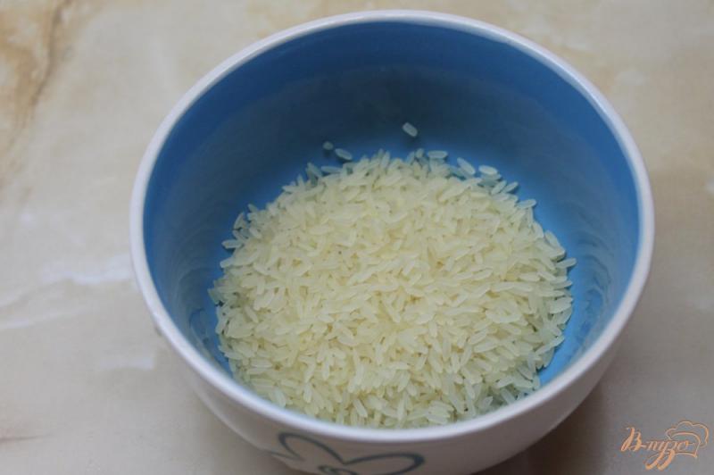 Фото приготовление рецепта: Рис с соевым соусом грибами и зеленым луком шаг №1