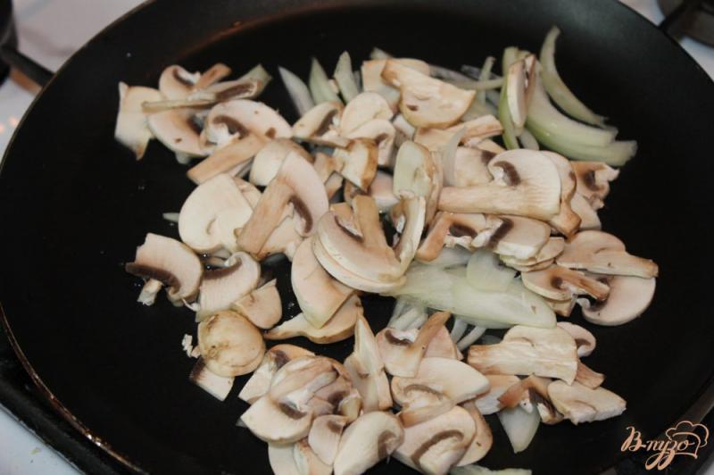 Фото приготовление рецепта: Рис с соевым соусом грибами и зеленым луком шаг №5