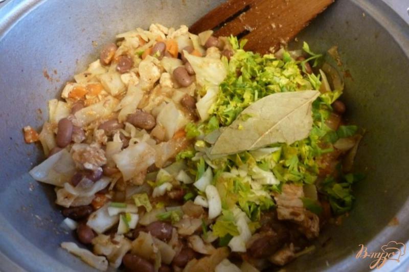 Фото приготовление рецепта: Рагу с капустой и фасолью шаг №6