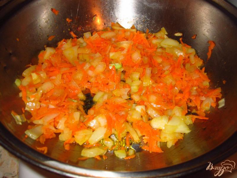 Фото приготовление рецепта: Рис с квашеной капустой и  томатом шаг №3