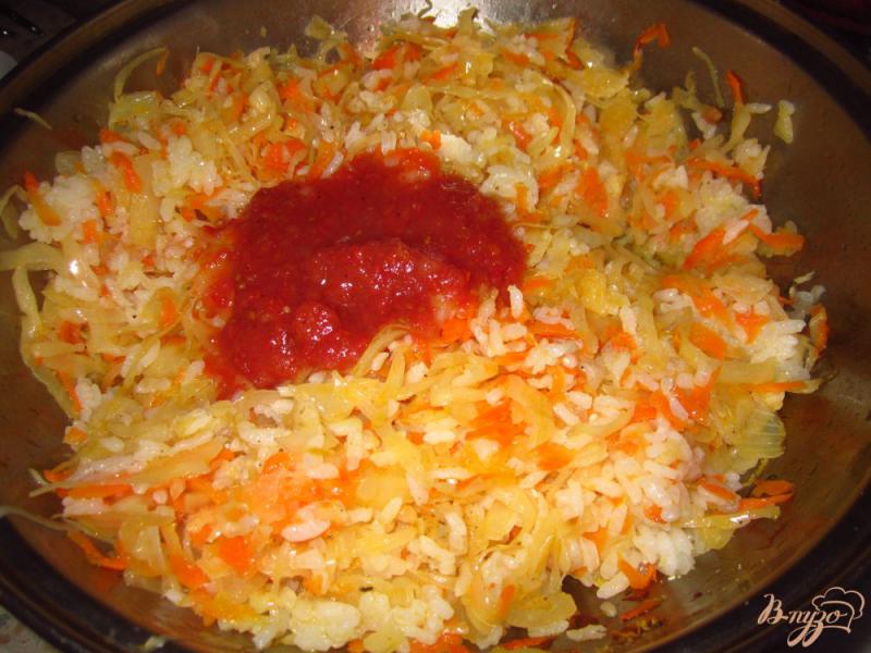 Фото приготовление рецепта: Рис с квашеной капустой и  томатом шаг №6