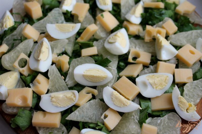 Фото приготовление рецепта: Салат со щавелем сыром и помело шаг №4