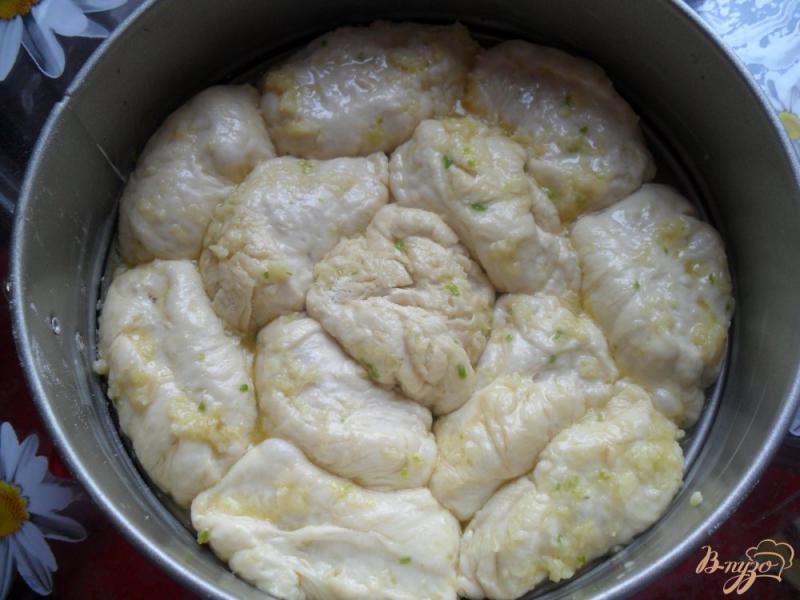 Фото приготовление рецепта: Хлеб - пампушка с чесноком и сыром шаг №7