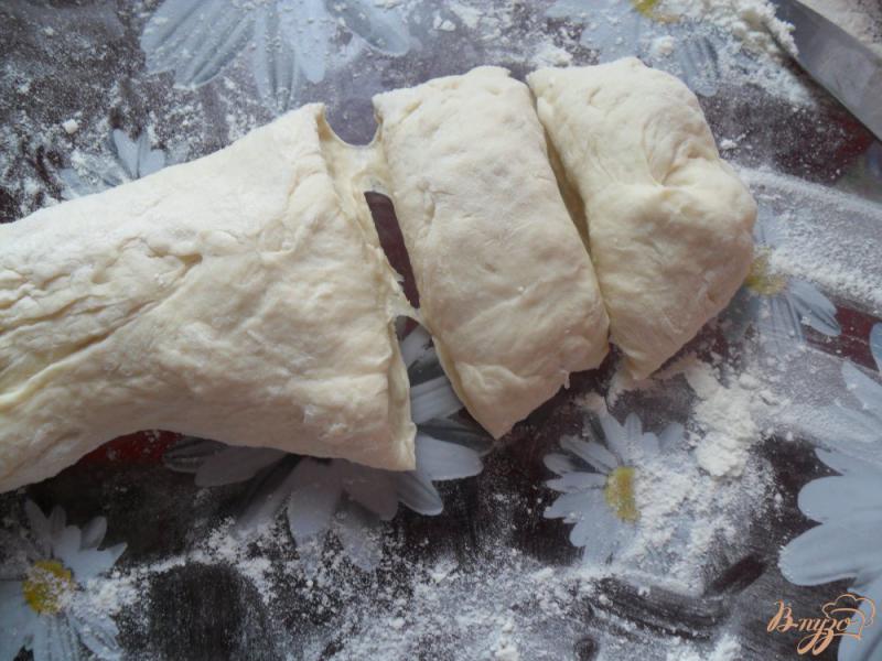Фото приготовление рецепта: Хлеб - пампушка с чесноком и сыром шаг №4