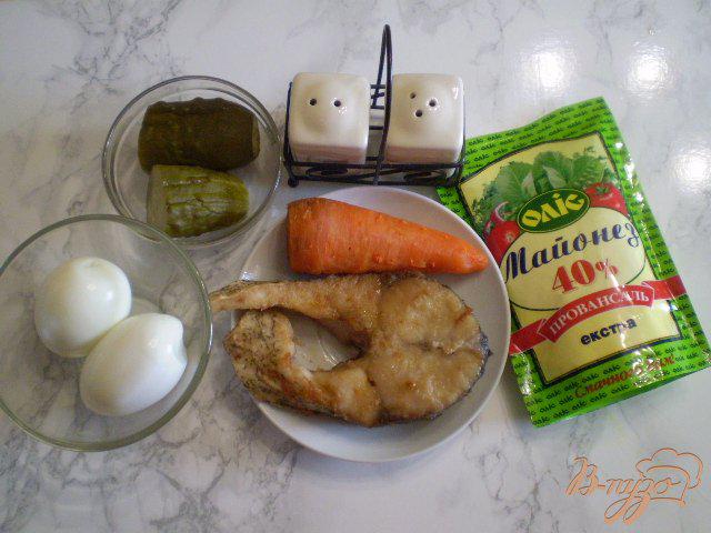 Фото приготовление рецепта: Салат с жареным толстолобиком шаг №1