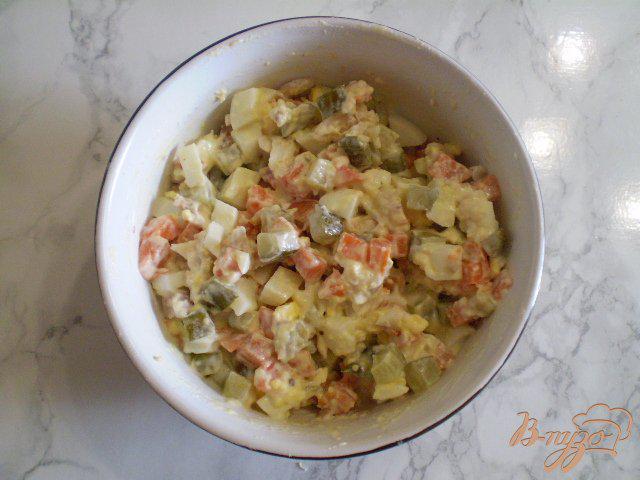 Фото приготовление рецепта: Салат с жареным толстолобиком шаг №7