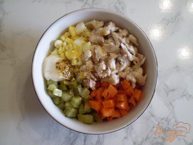 Фото приготовление рецепта: Салат с жареным толстолобиком шаг №6