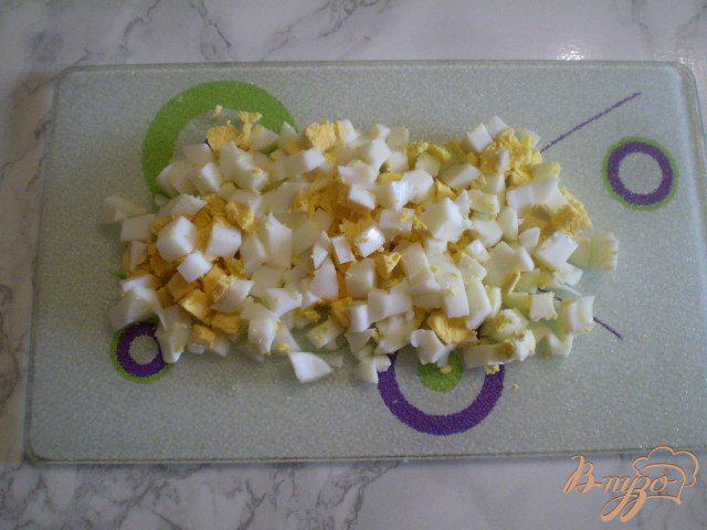 Фото приготовление рецепта: Салат с жареным толстолобиком шаг №3