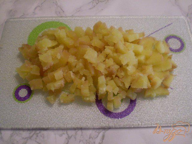 Фото приготовление рецепта: Салат с копченной колбасой и морковью по-корейски шаг №2